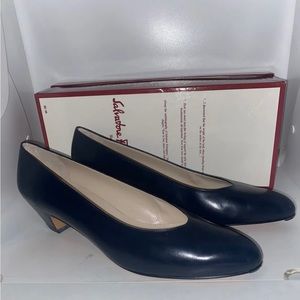 Salvatore Ferragamo Kitten-Heel Leather Pumps Navy Heels Womens Shoes 9.5 AA